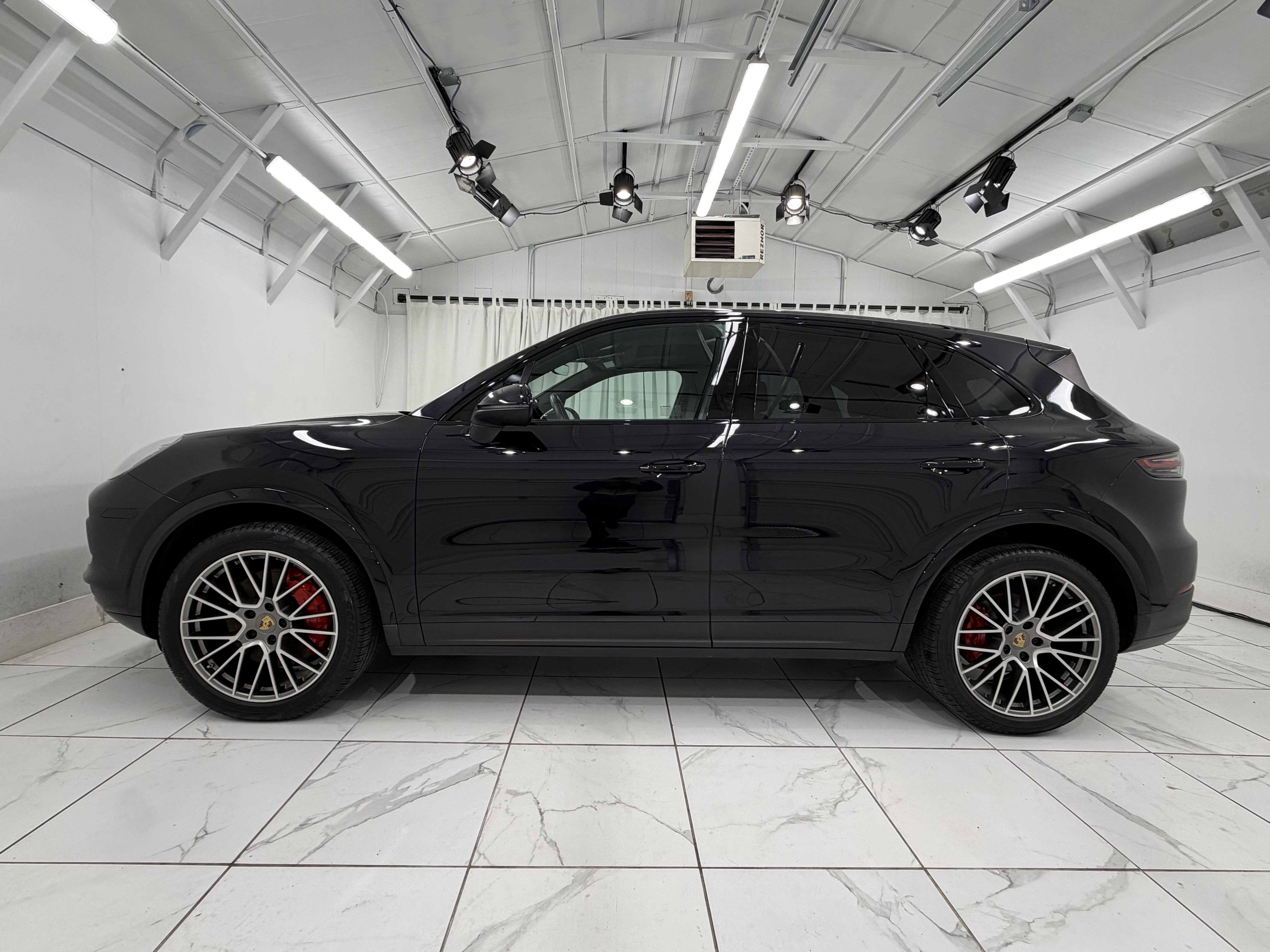 Certified 2022 Porsche Cayenne Platinum Edition image 2