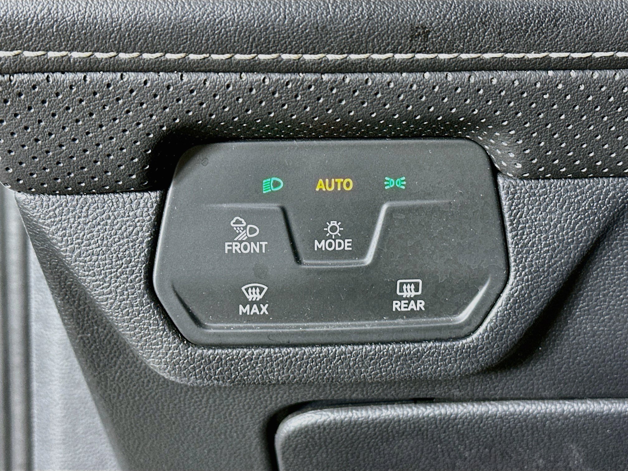 Used 2025 Volkswagen Atlas SE AWD/4WD image 17