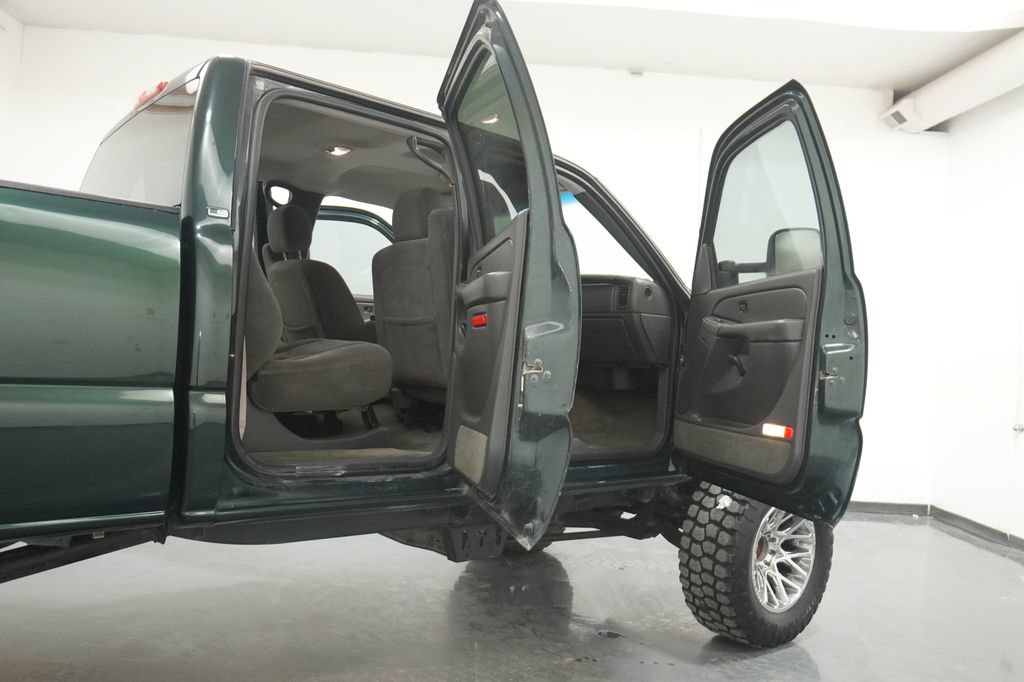 Used 2004 Chevrolet Silverado 2500 LS w/ Skid Plate Package AWD/4WD image 22