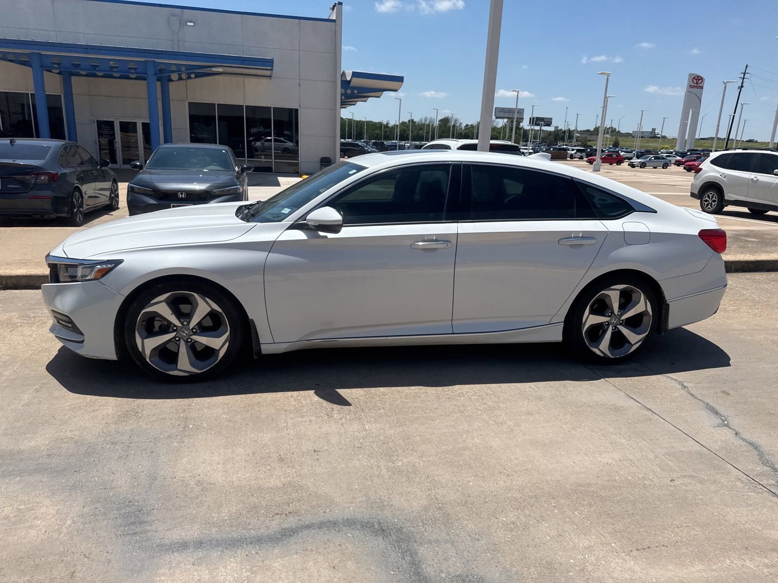 Used 2018 Honda Accord Touring image 2