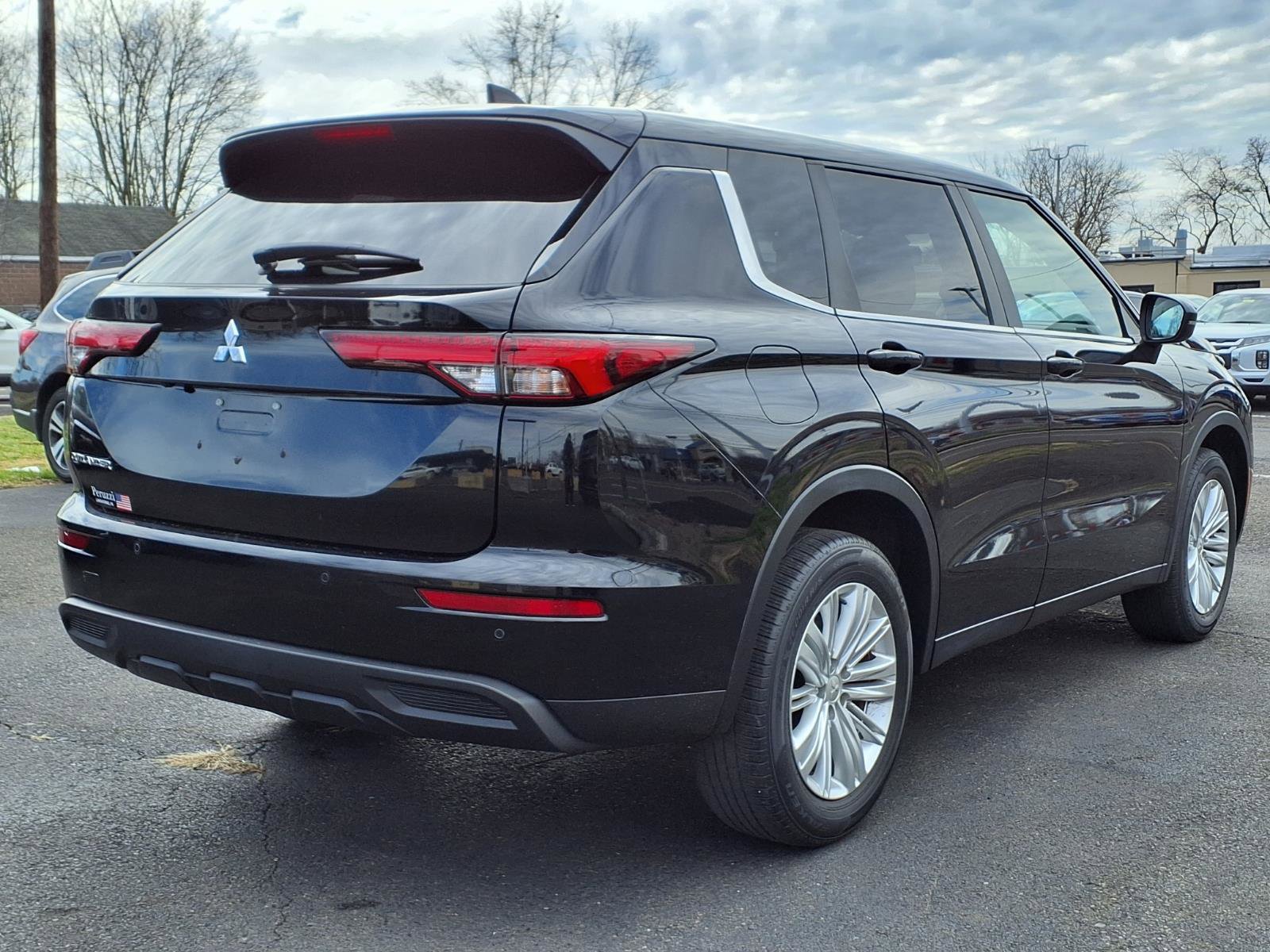 Used 2024 Mitsubishi Outlander ES image 3