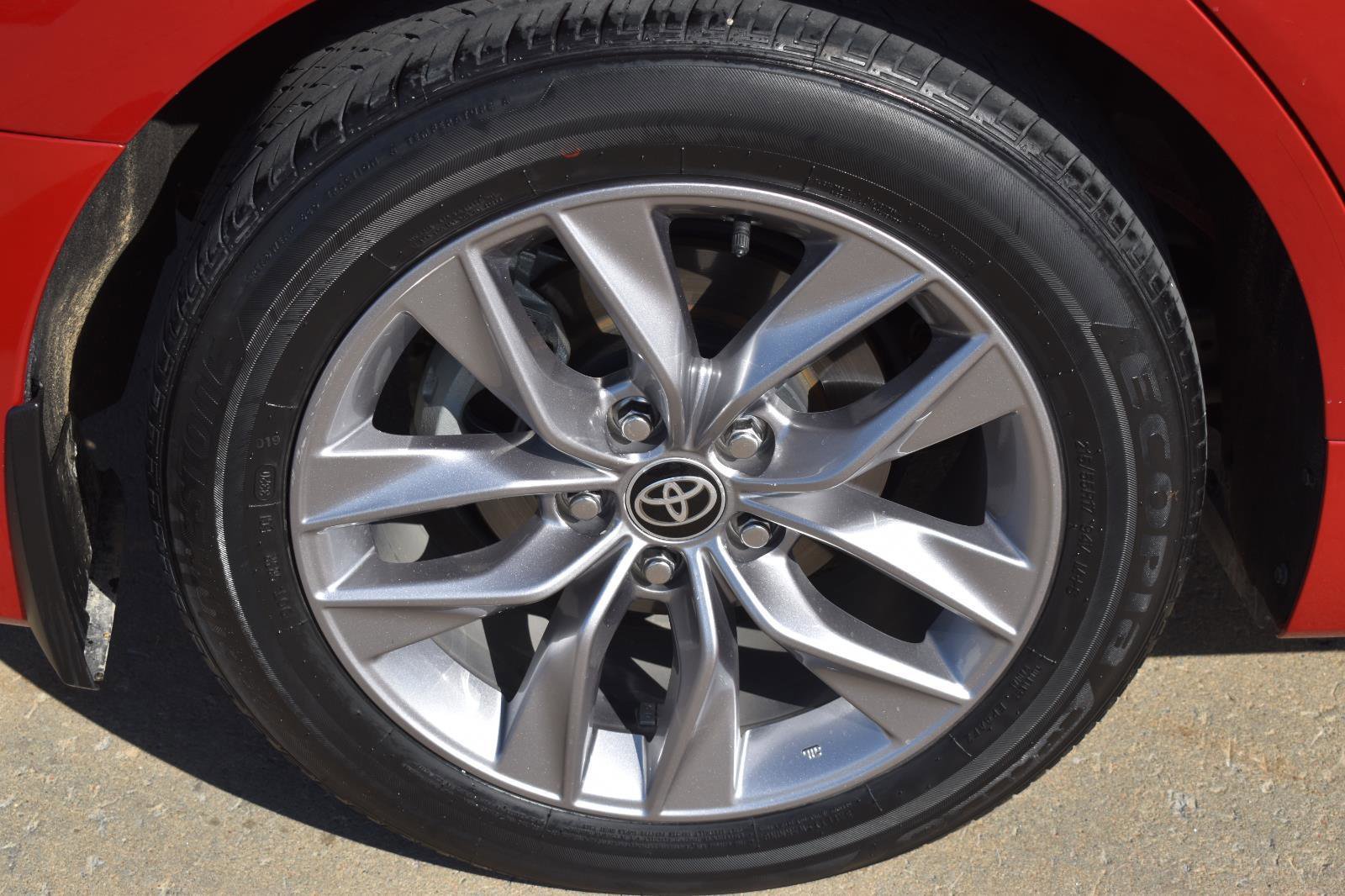 Used 2021 Toyota Avalon XLE image 11