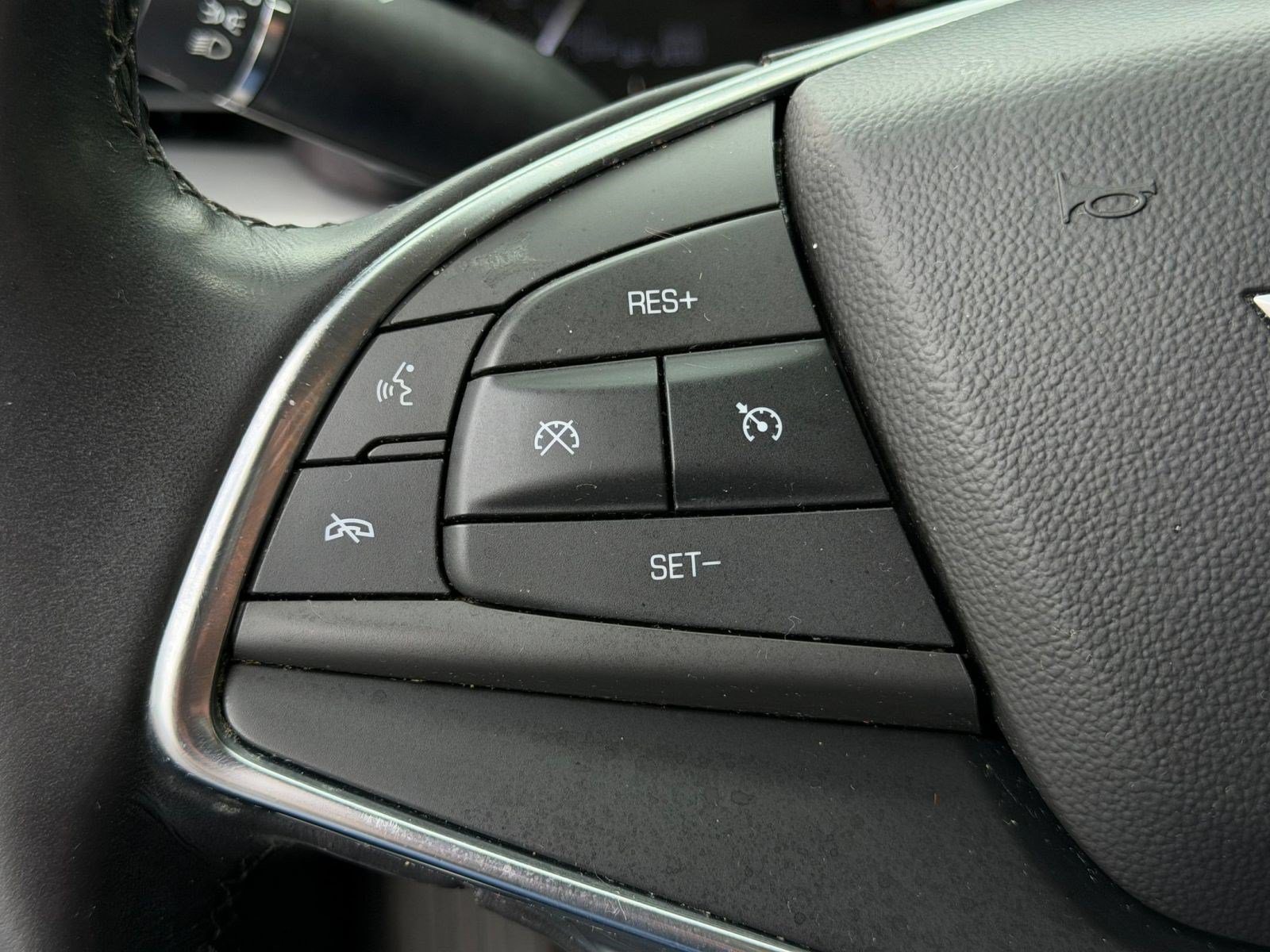Used 2018 Cadillac XT5 Luxury w/ Driver Awareness Package AWD/4WD image 16