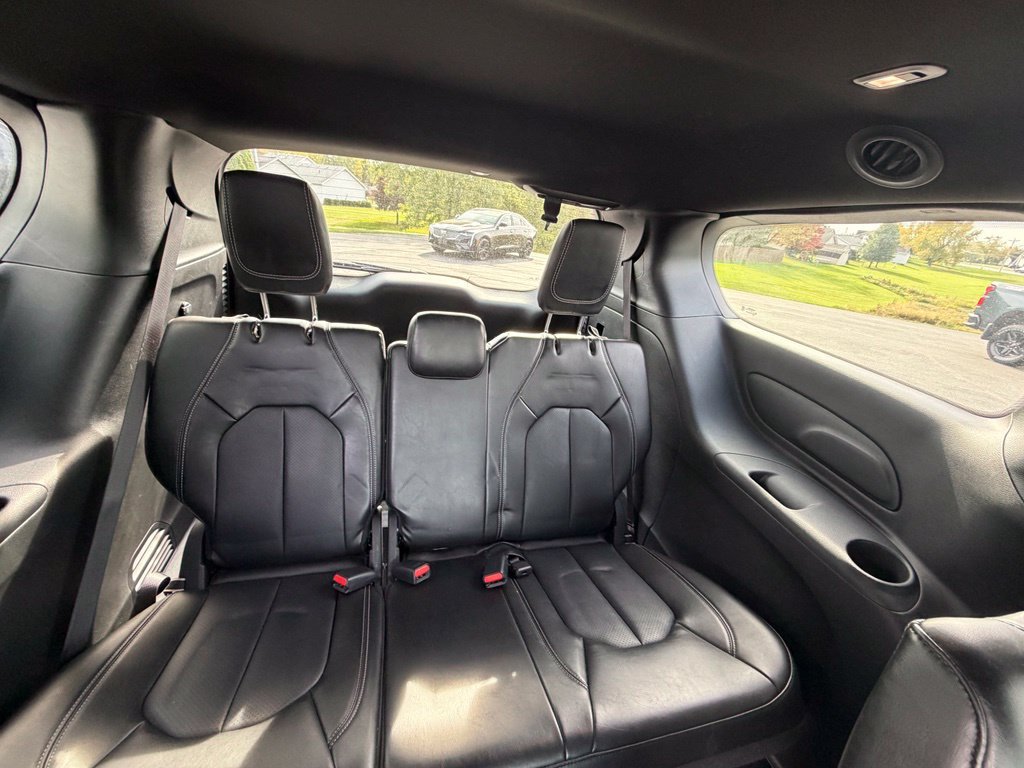 Used 2025 Chrysler Pacifica Select FWD image 14