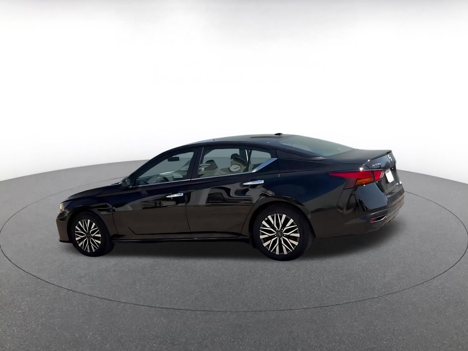 Used 2025 Nissan Altima 2.5 SV FWD image 10