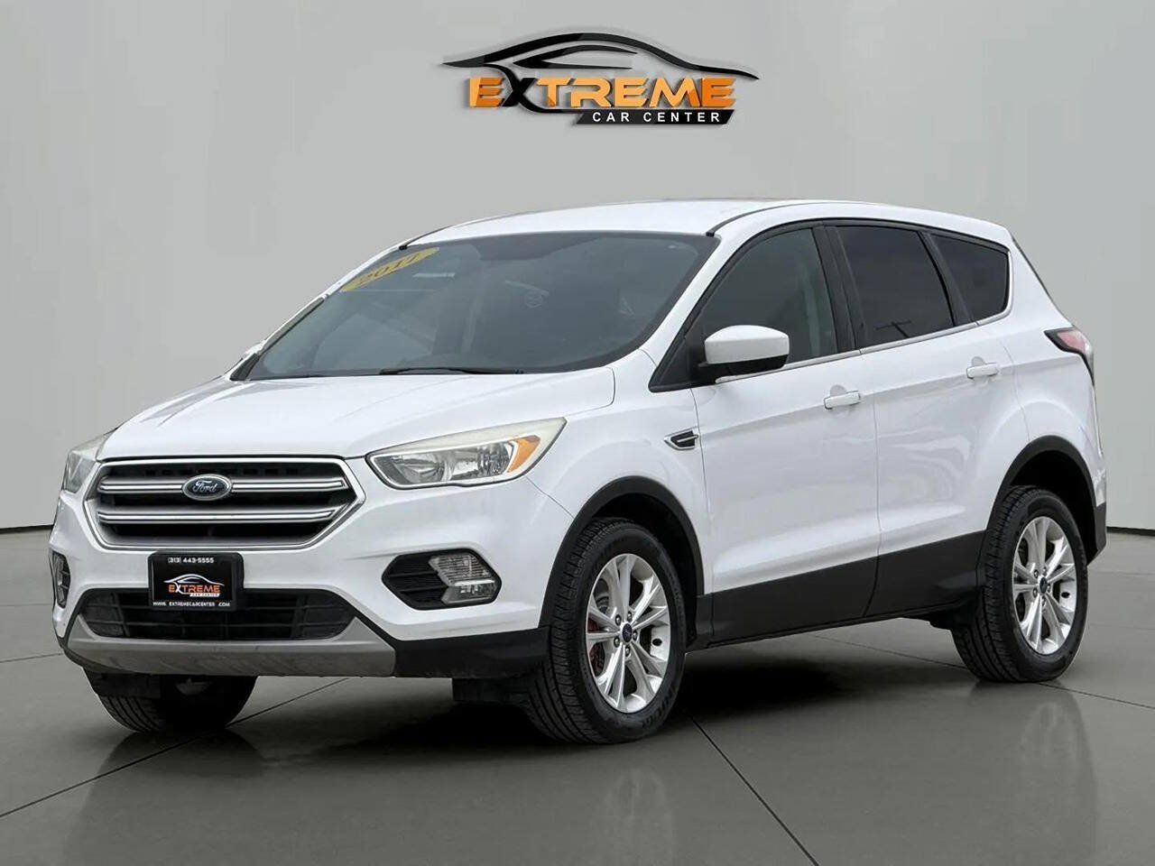 Used 2017 Ford Escape SE w/ SE Cold Weather Package AWD/4WD image 1