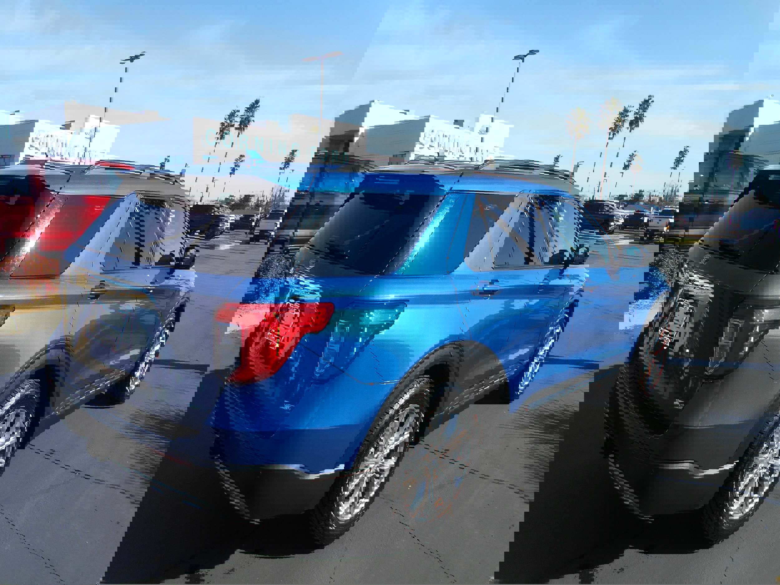 Used 2020 Ford Explorer XLT w/ Equipment Group 202A image 4