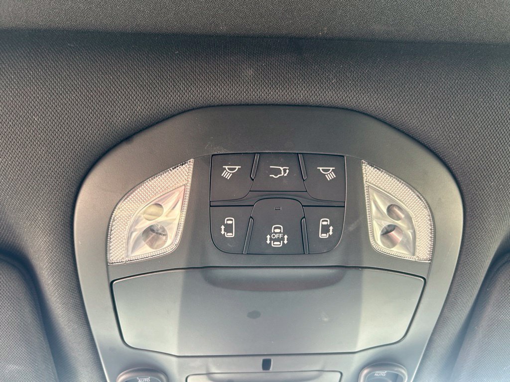 Used 2025 Chrysler Pacifica Limited FWD image 22