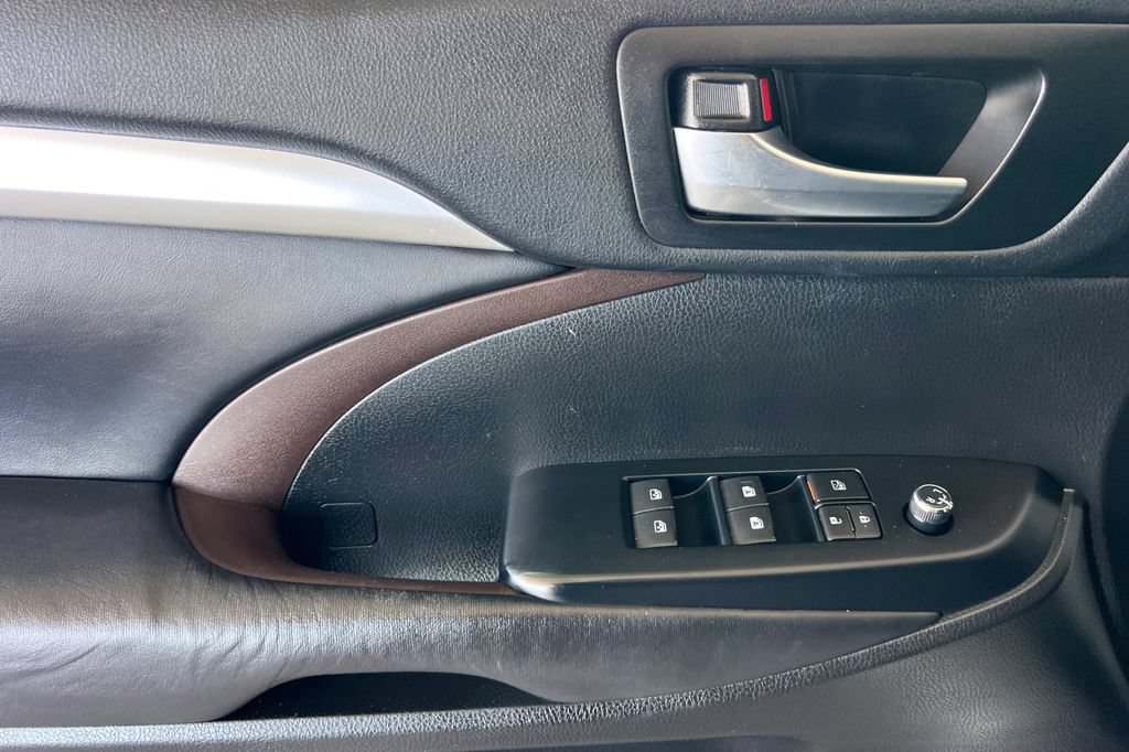 Certified 2018 Toyota Highlander XLE w/ Carpet Mat Package (TMS) FWD image 13