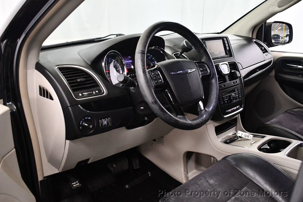 Used 2014 Chrysler Town & Country Touring-L image 5