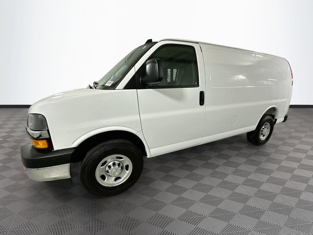 Used 2025 Chevrolet Express 2500 w/ Driver Convenience Package RWD image 4
