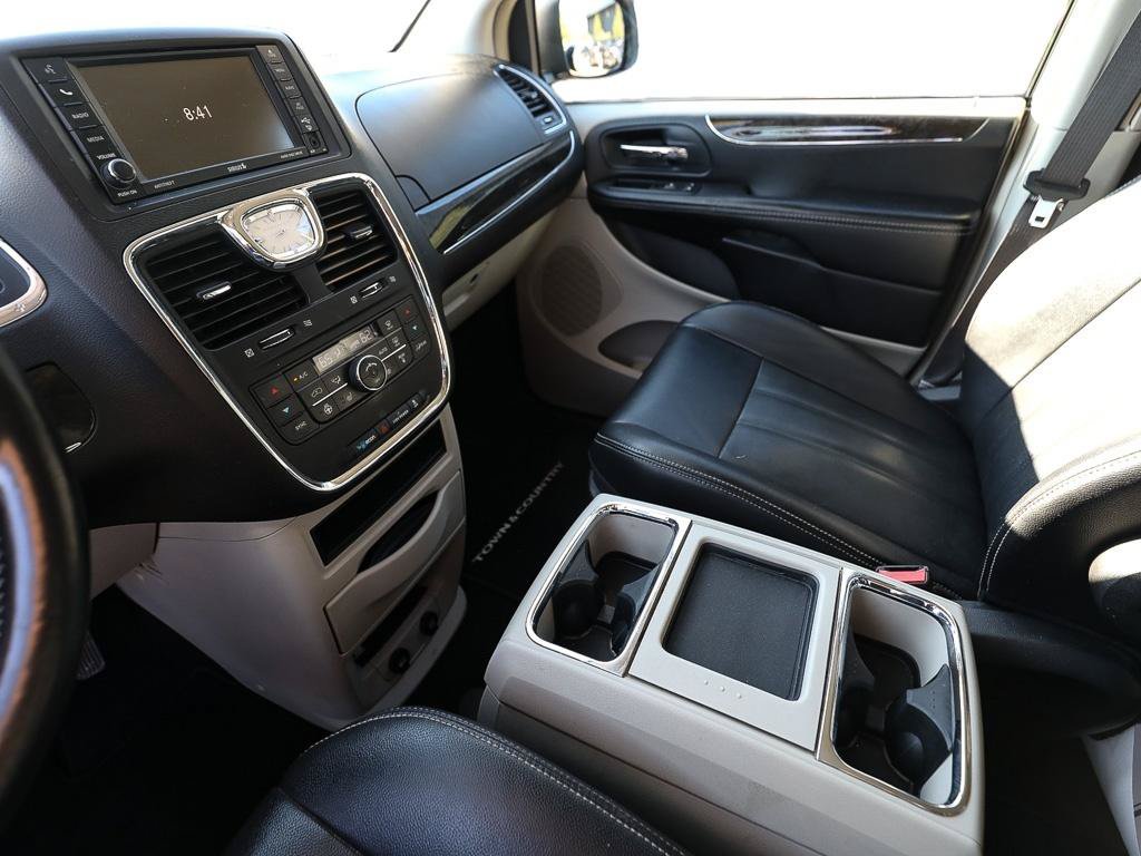Used 2015 Chrysler Town & Country Touring w/ Driver Convenience Group FWD image 20