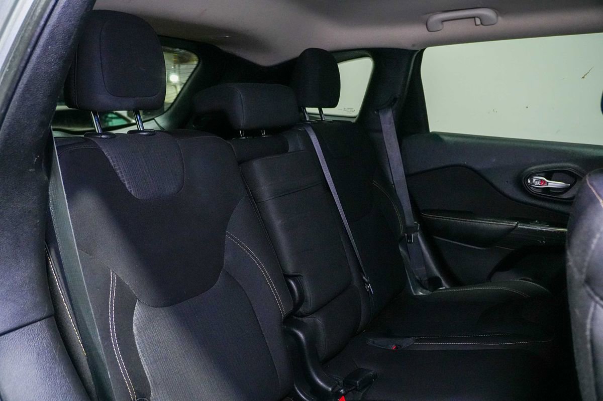 Used 2016 Jeep Cherokee Latitude FWD image 23
