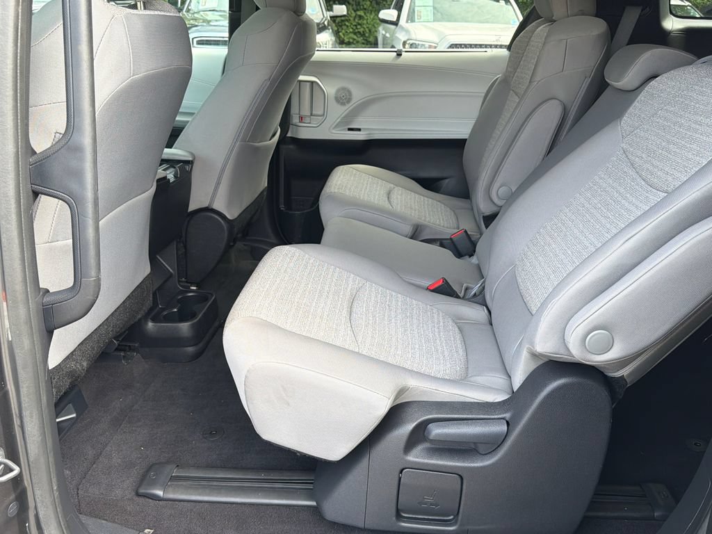 Used 2025 Toyota Sienna LE FWD image 14