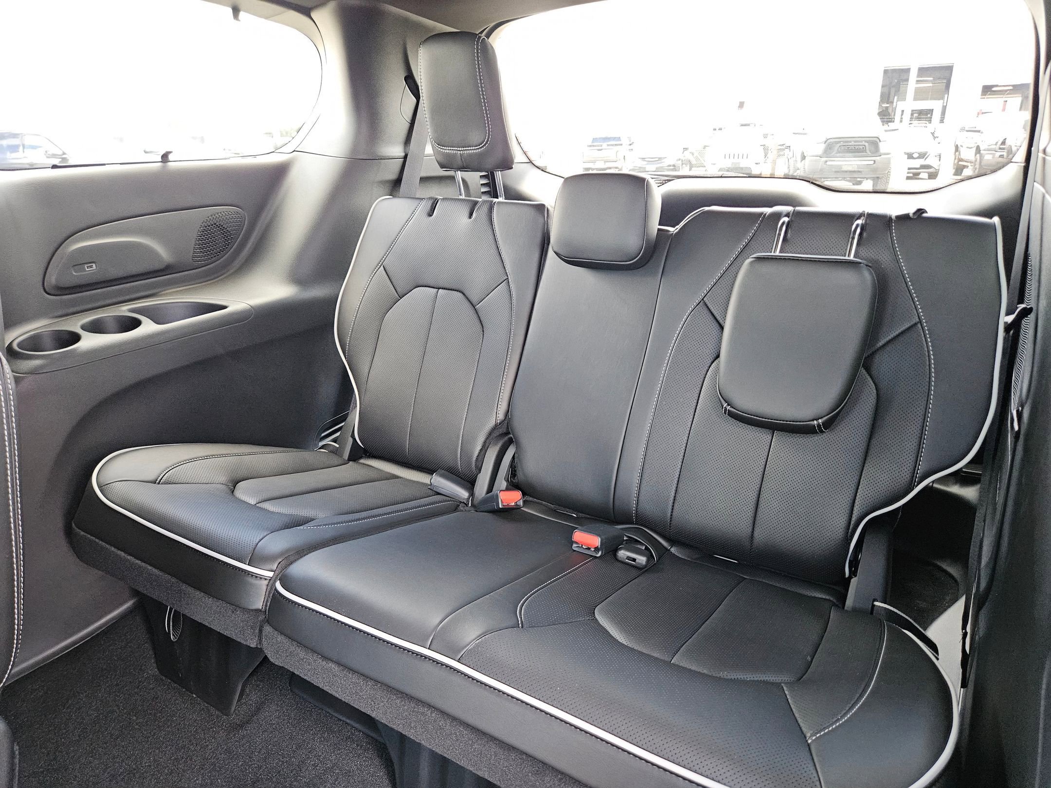 New 2026 Chrysler Pacifica Limited w/ Uconnect Theater Family Group image 14
