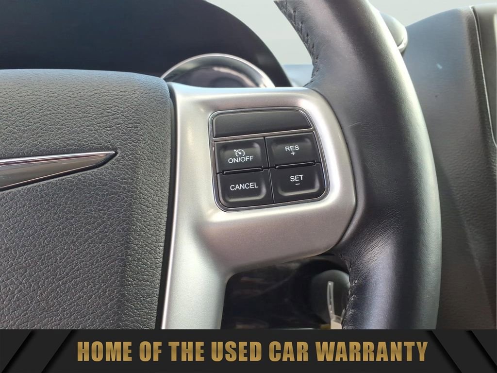 Used 2014 Chrysler Town & Country Touring FWD image 21