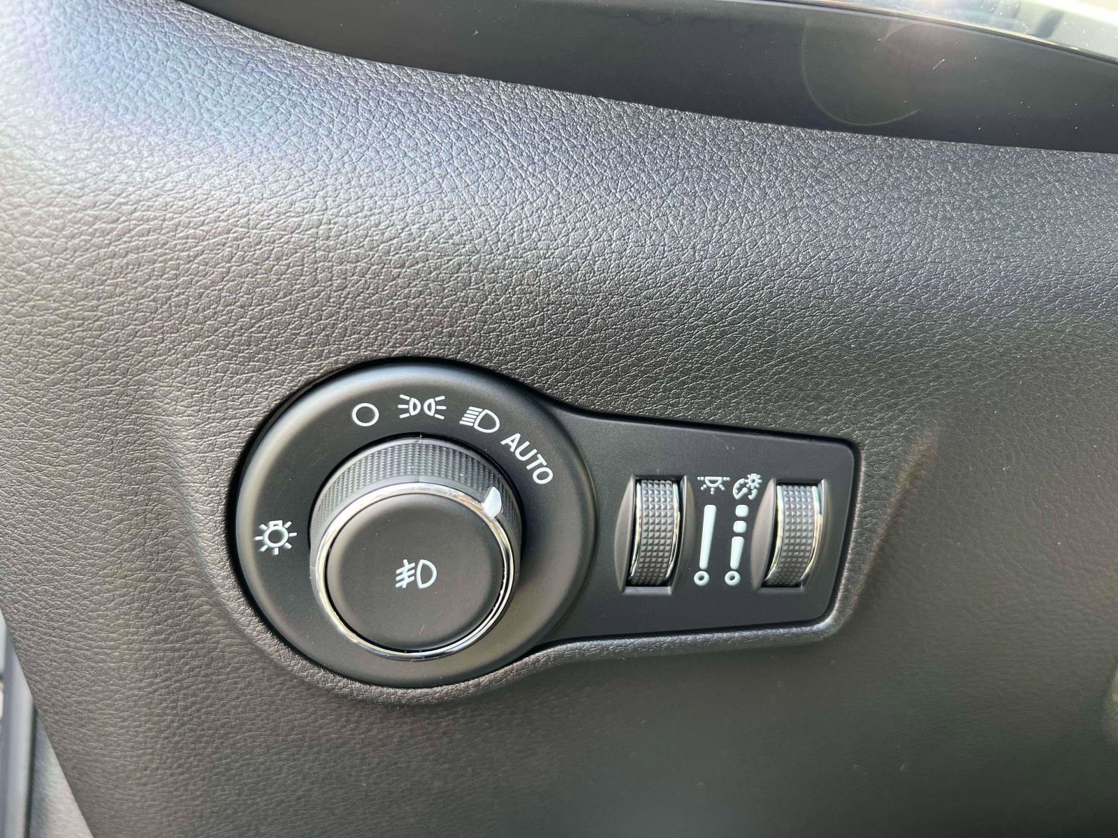 Used 2023 Jeep Compass Limited image 19
