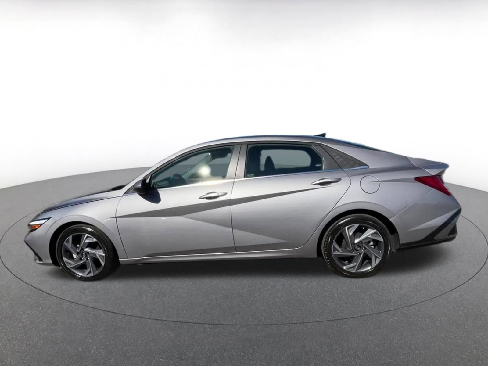 Used 2025 Hyundai Elantra SEL image 9