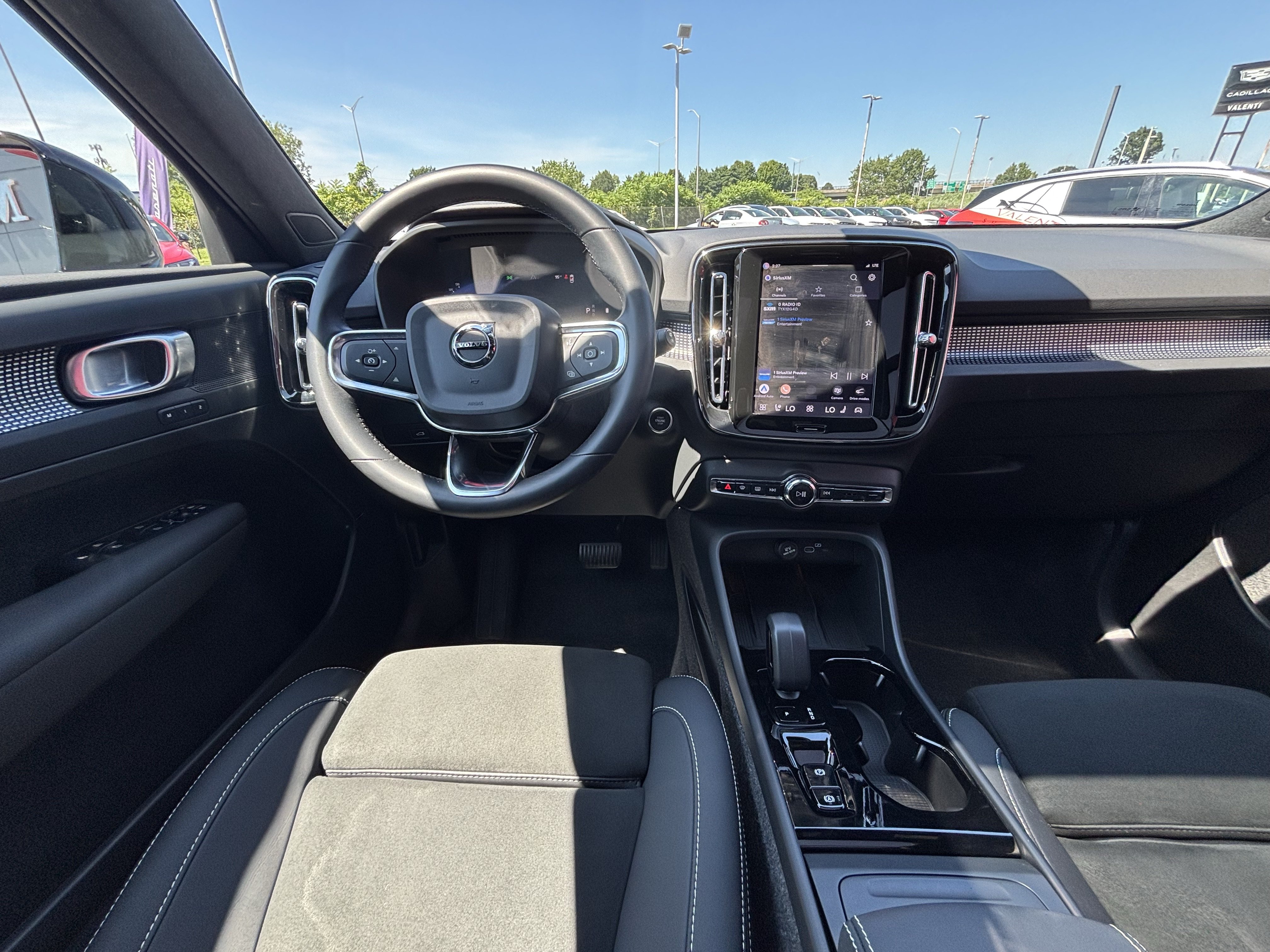 Used 2025 Volvo XC40 B5 Plus AWD/4WD image 19