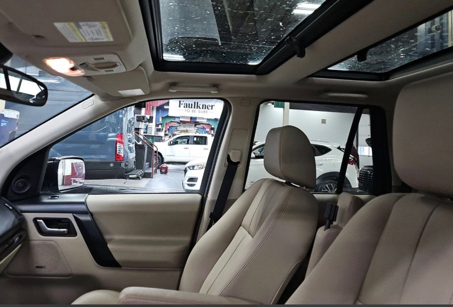 Used 2013 Land Rover LR2 image 19