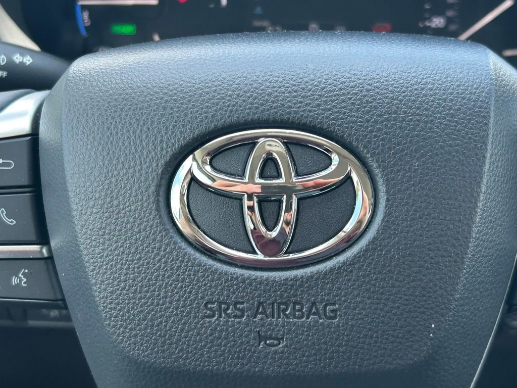 Used 2026 Toyota Sienna XLE FWD image 40