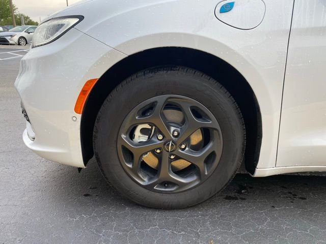 Used 2025 Chrysler Pacifica Premium image 12