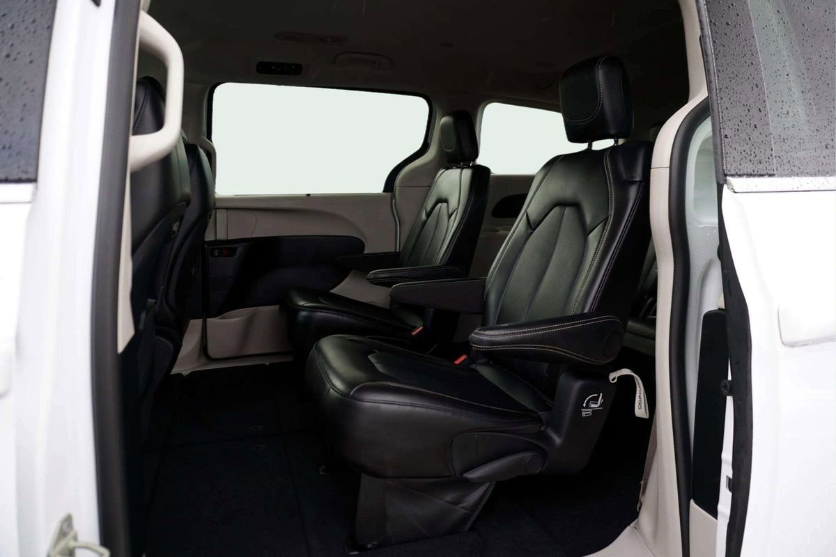 Used 2024 Chrysler Pacifica Touring-L FWD image 20