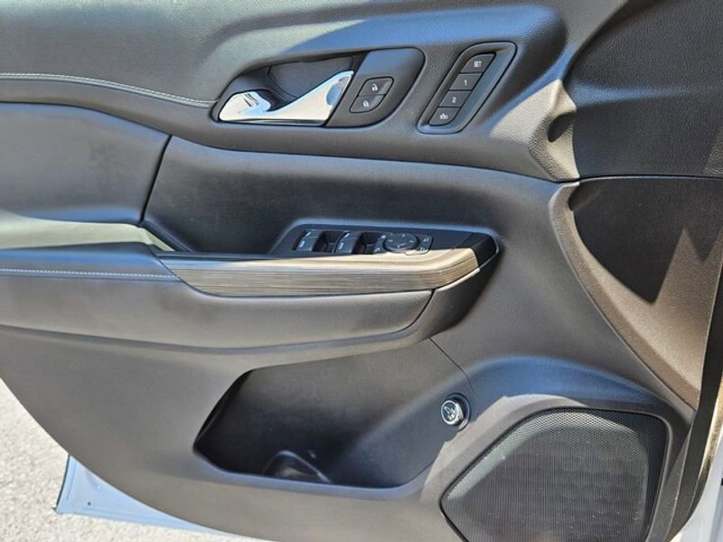 Used 2023 GMC Acadia SLT w/ Elevation Edition image 33