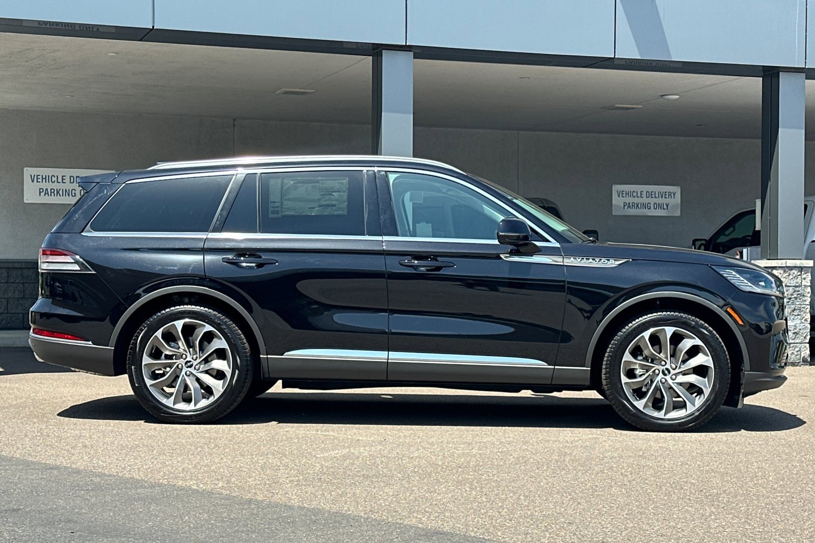 New 2025 Lincoln Aviator Reserve w/ Luxury Package image 2