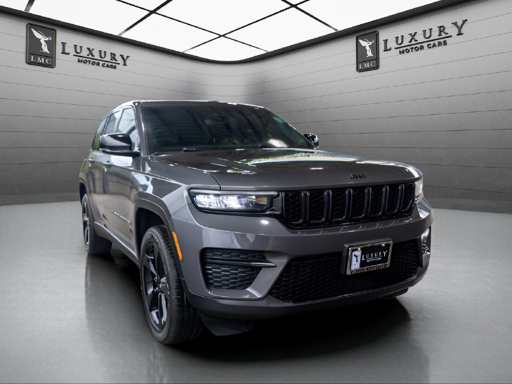 Used 2023 Jeep Grand Cherokee Altitude AWD/4WD image 1