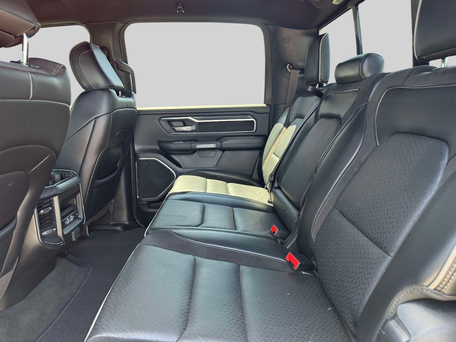 Used 2024 RAM 1500 Laramie AWD/4WD image 14