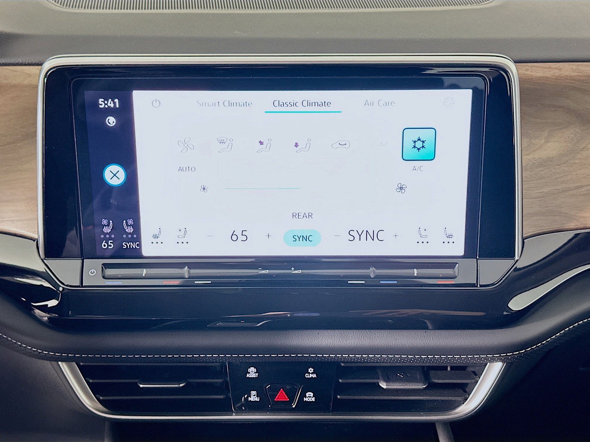 Used 2025 Volkswagen Atlas SE image 23