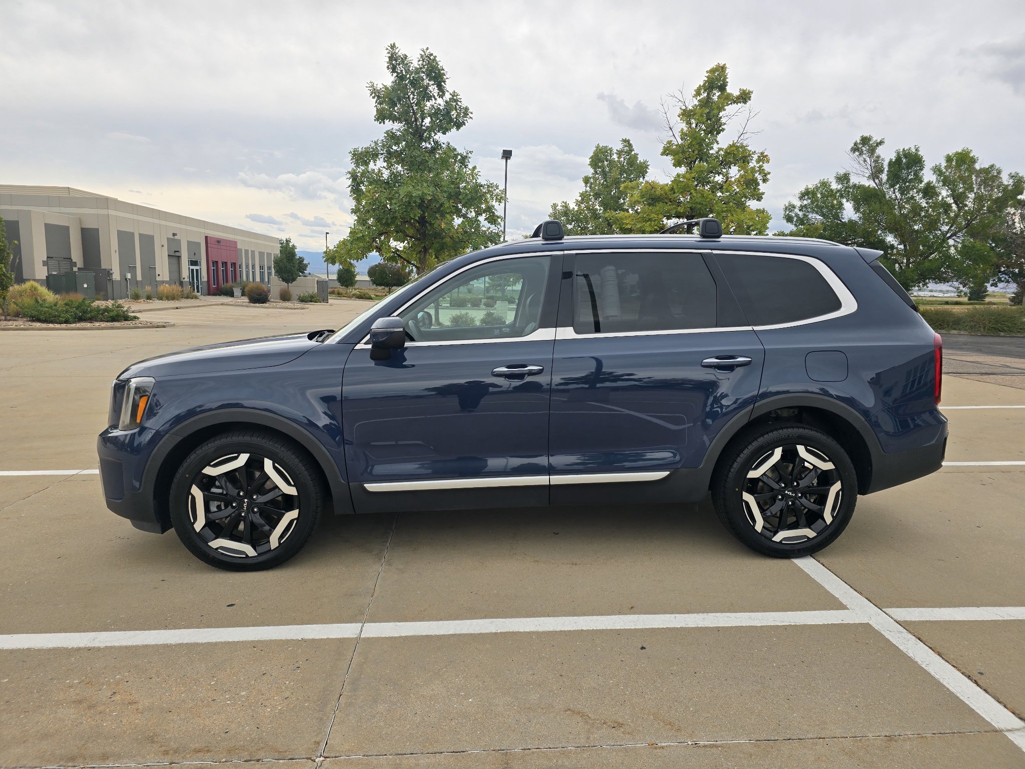 Used 2023 Kia Telluride S w/ S Sunroof Package AWD/4WD image 2