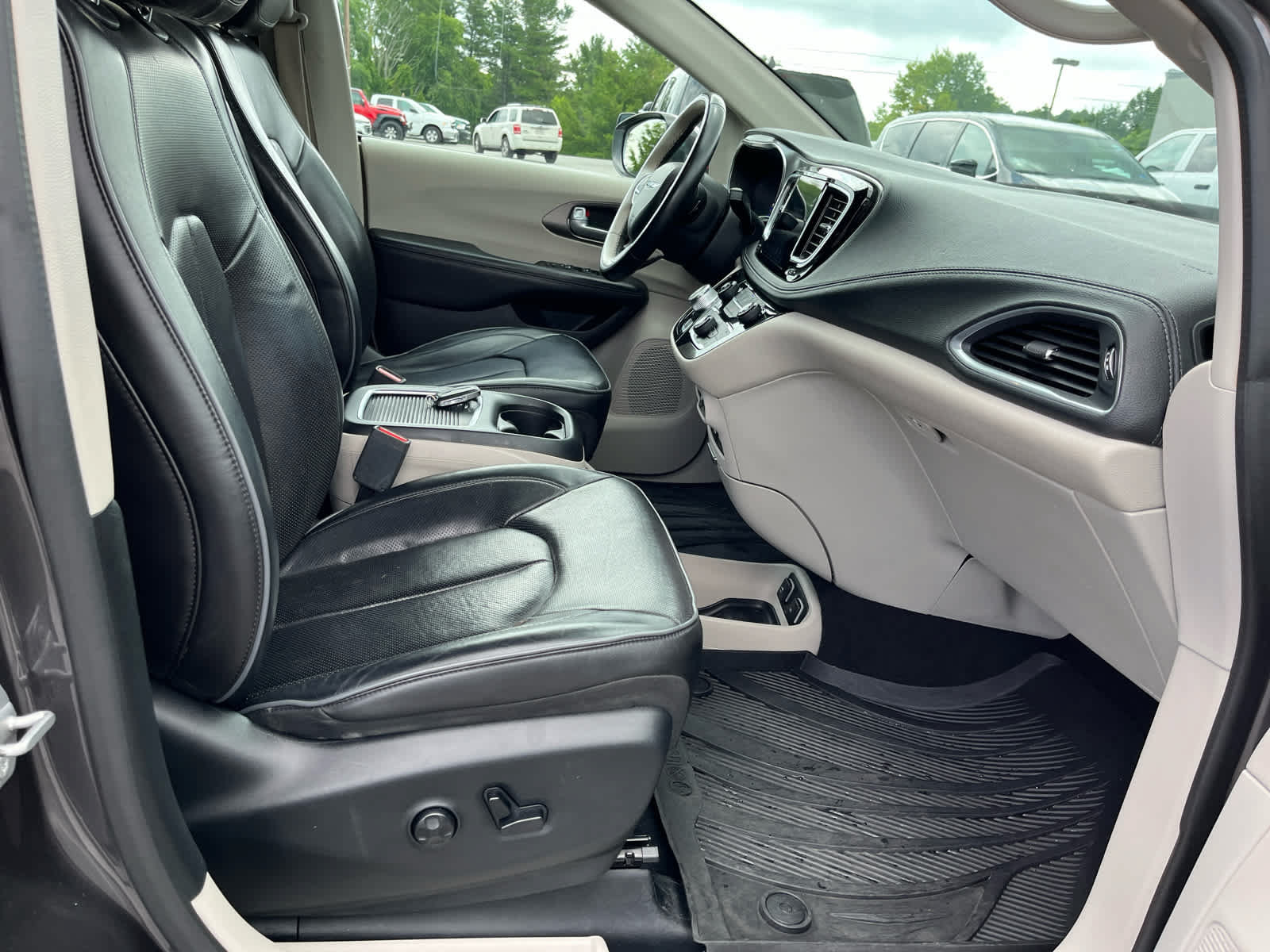 Used 2018 Chrysler Pacifica Limited w/ Tire & Wheel Group FWD image 38