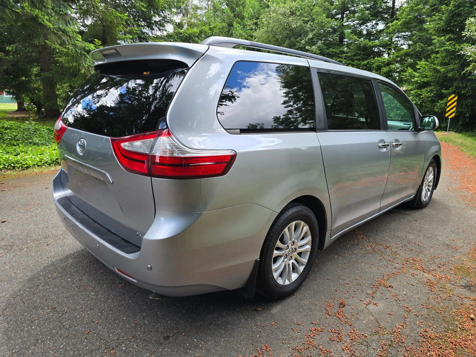 Used 2015 Toyota Sienna XLE w/ XLE Navigation Package FWD image 6