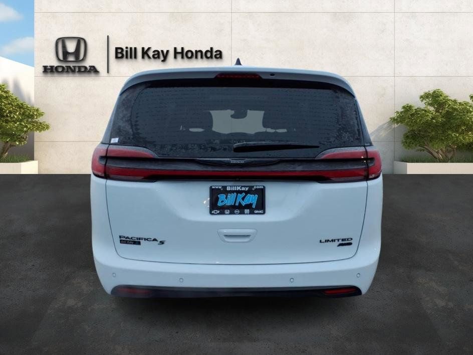 Used 2023 Chrysler Pacifica Limited w/ Uconnect Theater Family Group image 4