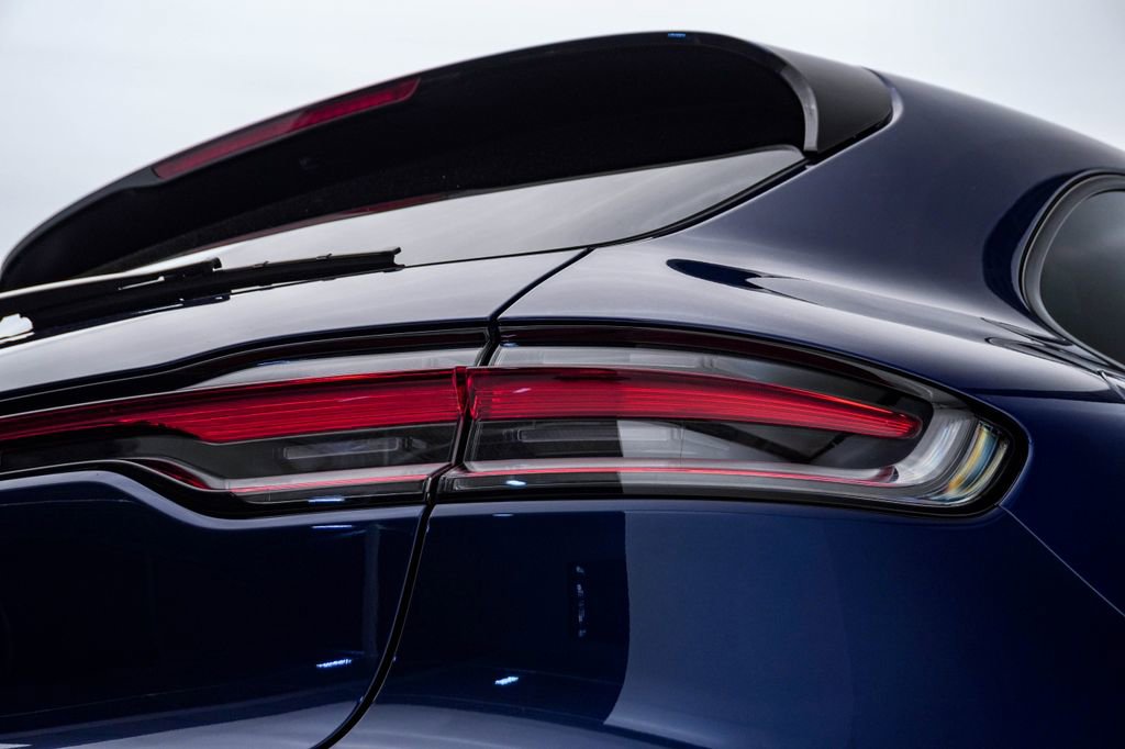 Certified 2025 Porsche Macan image 12