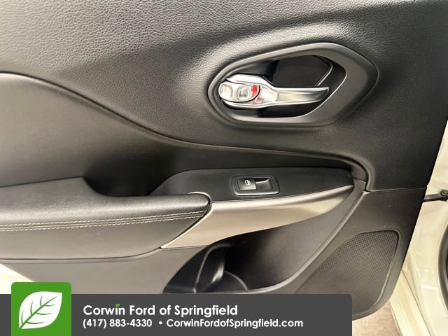 Used 2019 Jeep Cherokee Overland w/ Technology Group image 18