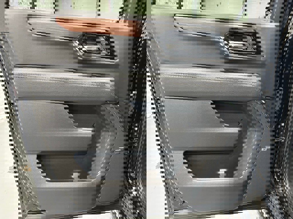 Used 2025 GMC Yukon XL Denali w/ Sun & Power Step Package image 38