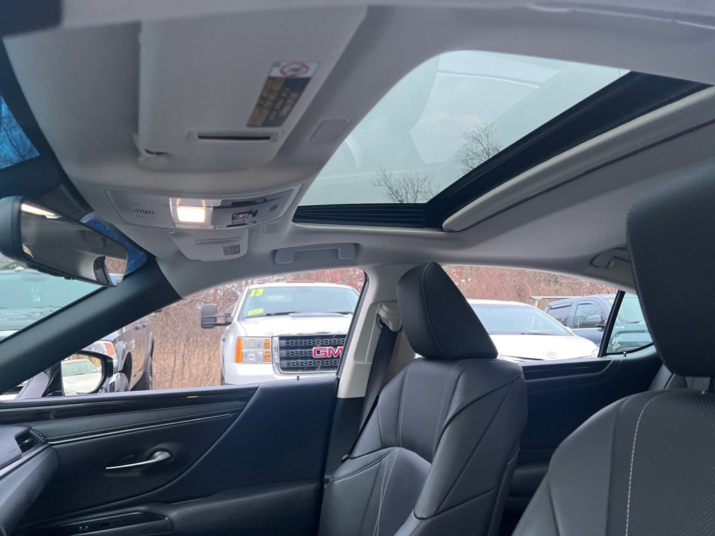 Used 2019 Lexus ES 300h w/ Accessory Package 2 FWD image 32