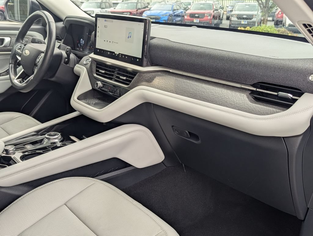 Used 2025 Ford Explorer Platinum w/ Ultimate Package AWD/4WD image 28