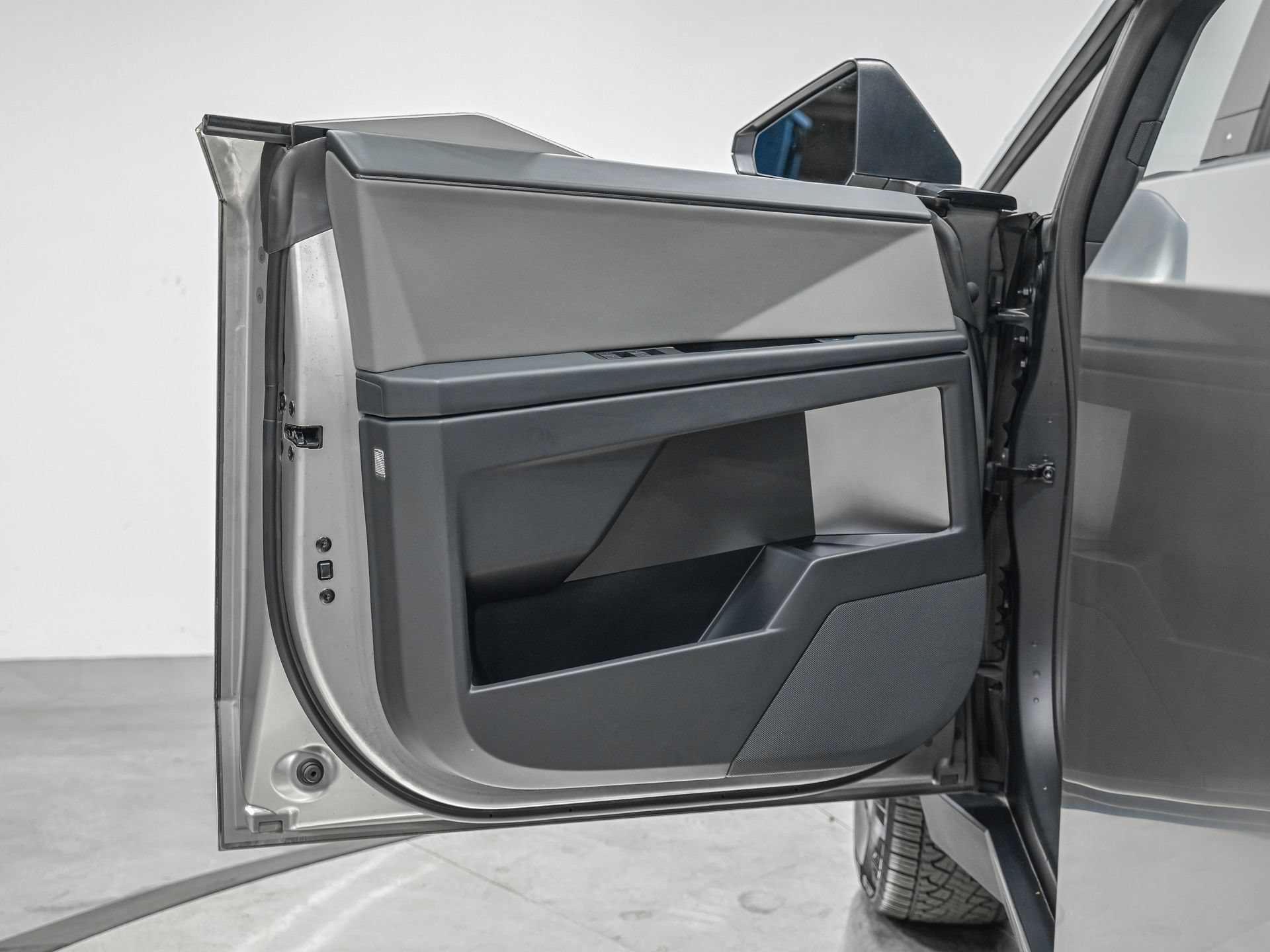 Used 2025 Tesla Cybertruck AWD Crew Cab image 11