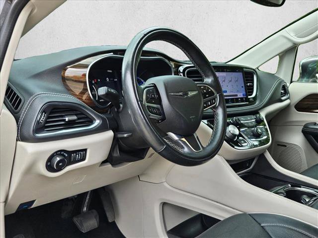 Used 2022 Chrysler Pacifica Limited w/ Uconnect Theater Family Group FWD image 9