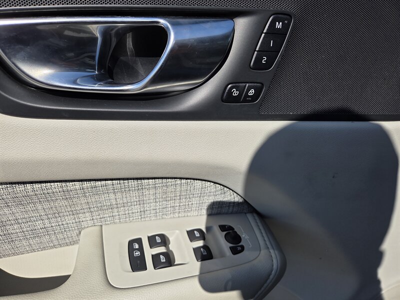 Used 2022 Volvo XC60 B5 Momentum AWD/4WD image 14
