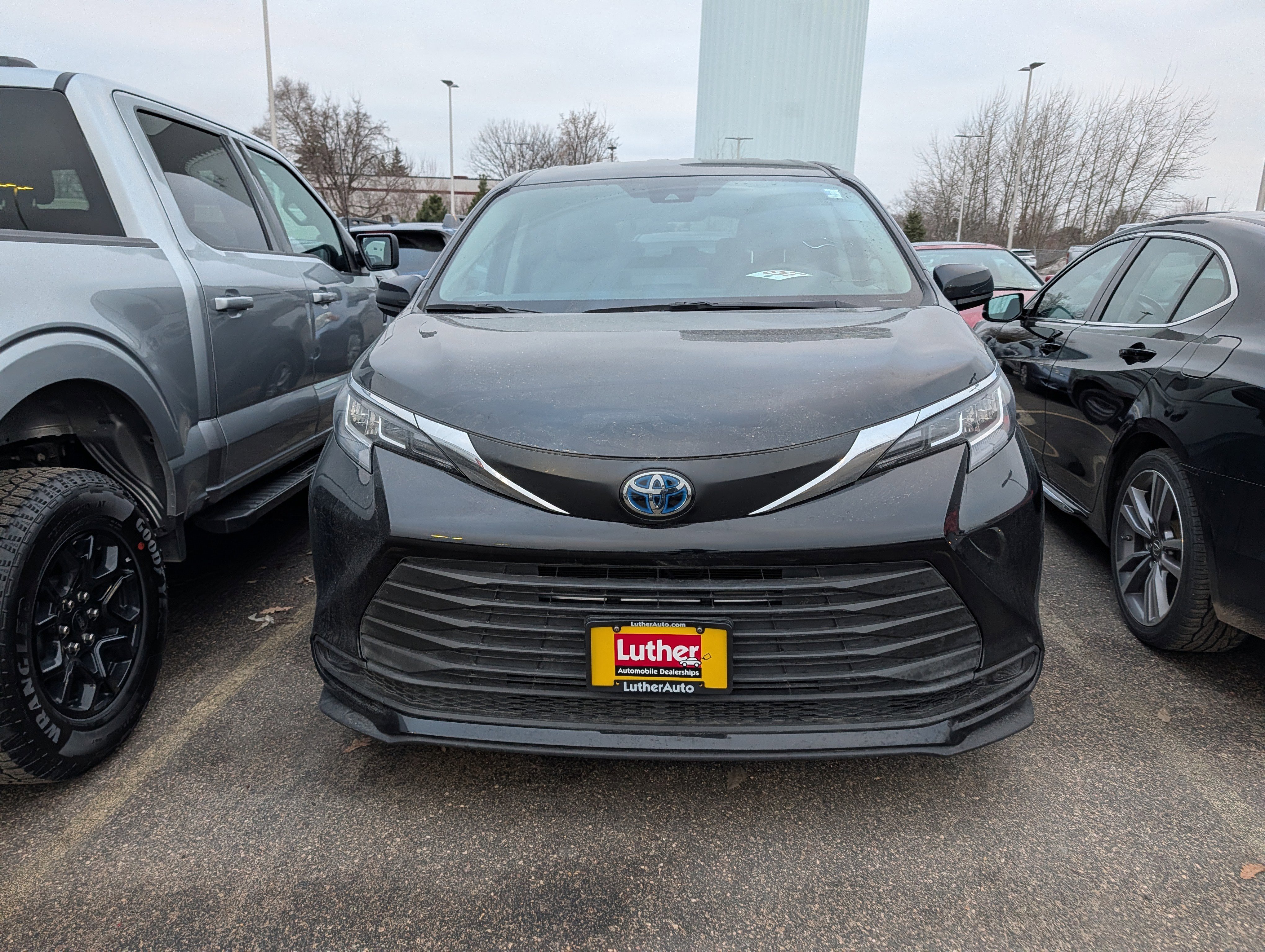 Used 2021 Toyota Sienna LE image 2