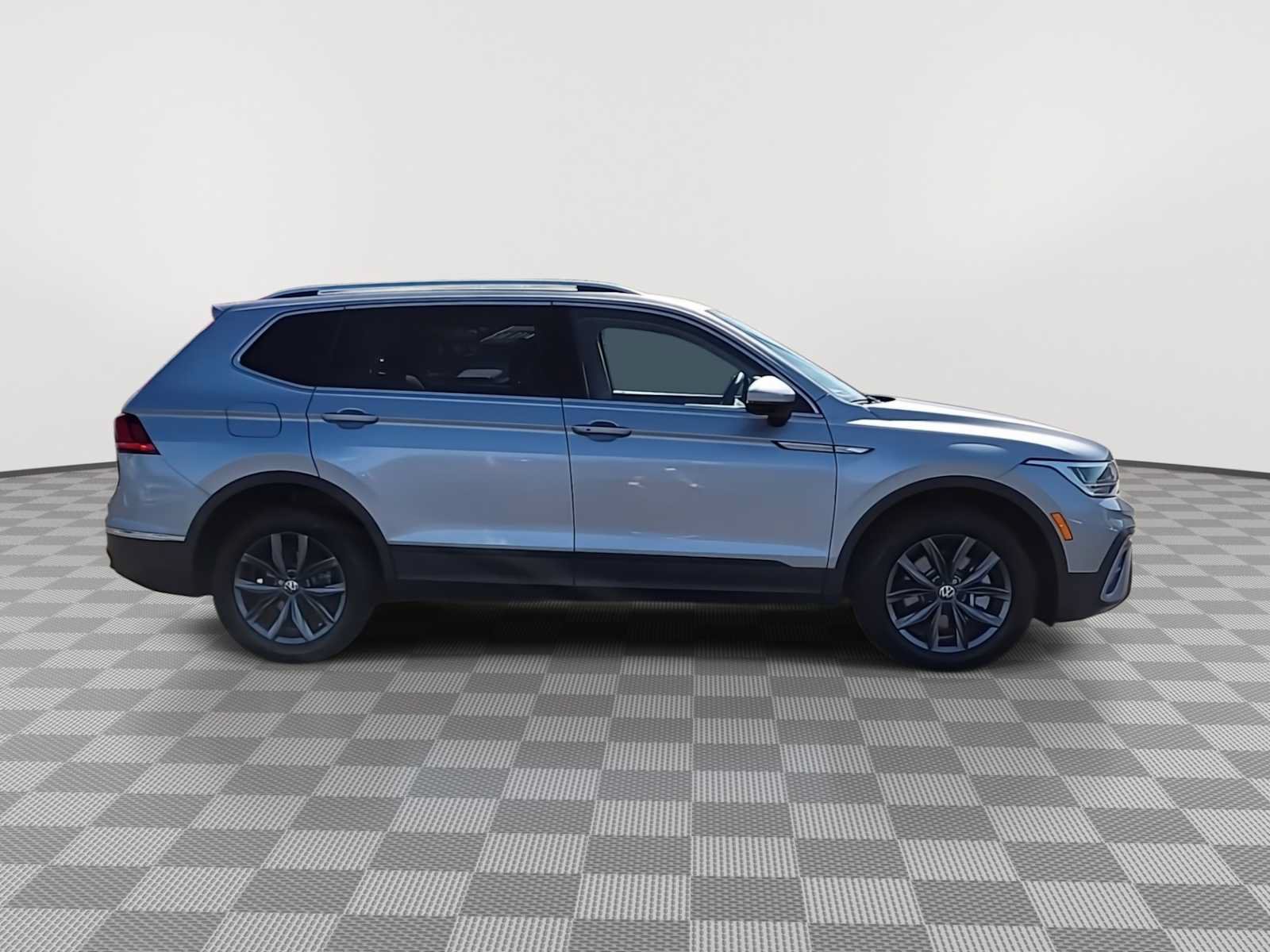 Used 2022 Volkswagen Tiguan SE AWD/4WD image 9
