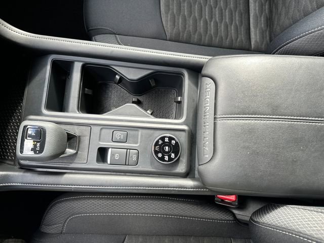 Used 2024 Nissan Pathfinder S image 19