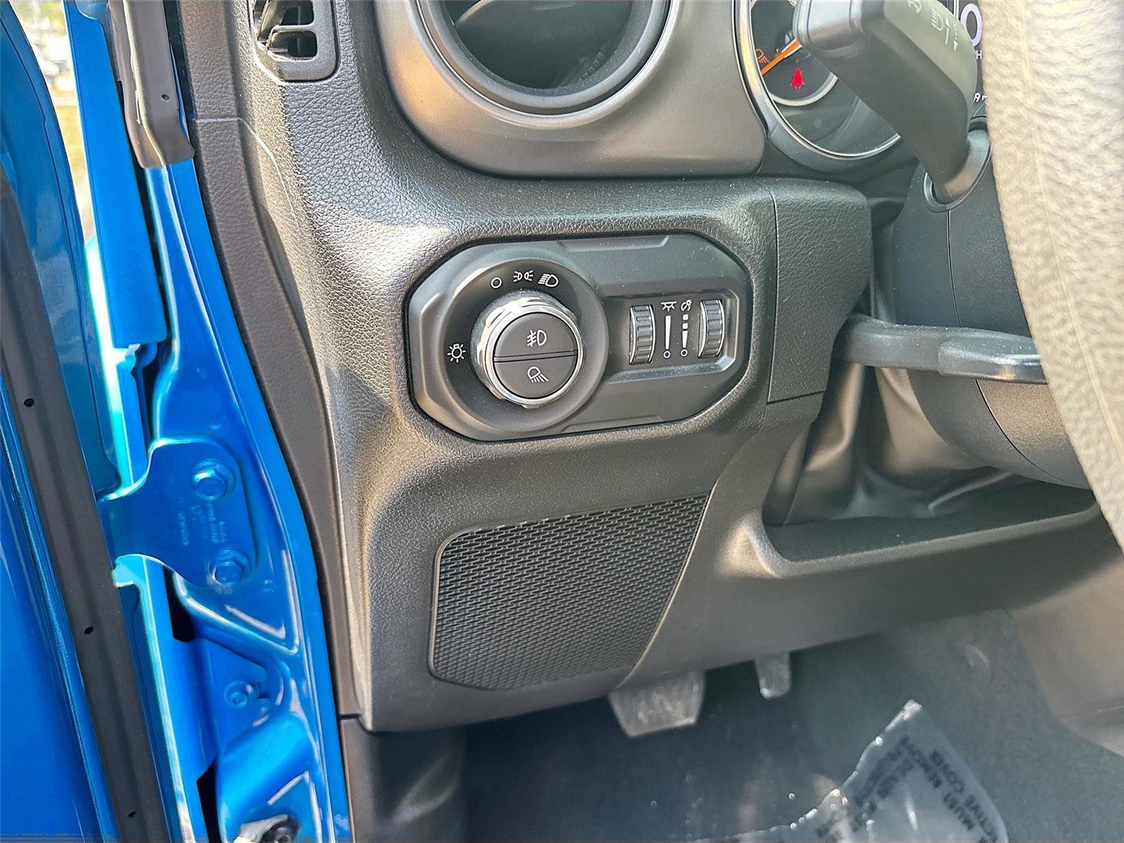 Used 2022 Jeep Gladiator Sport AWD/4WD image 9