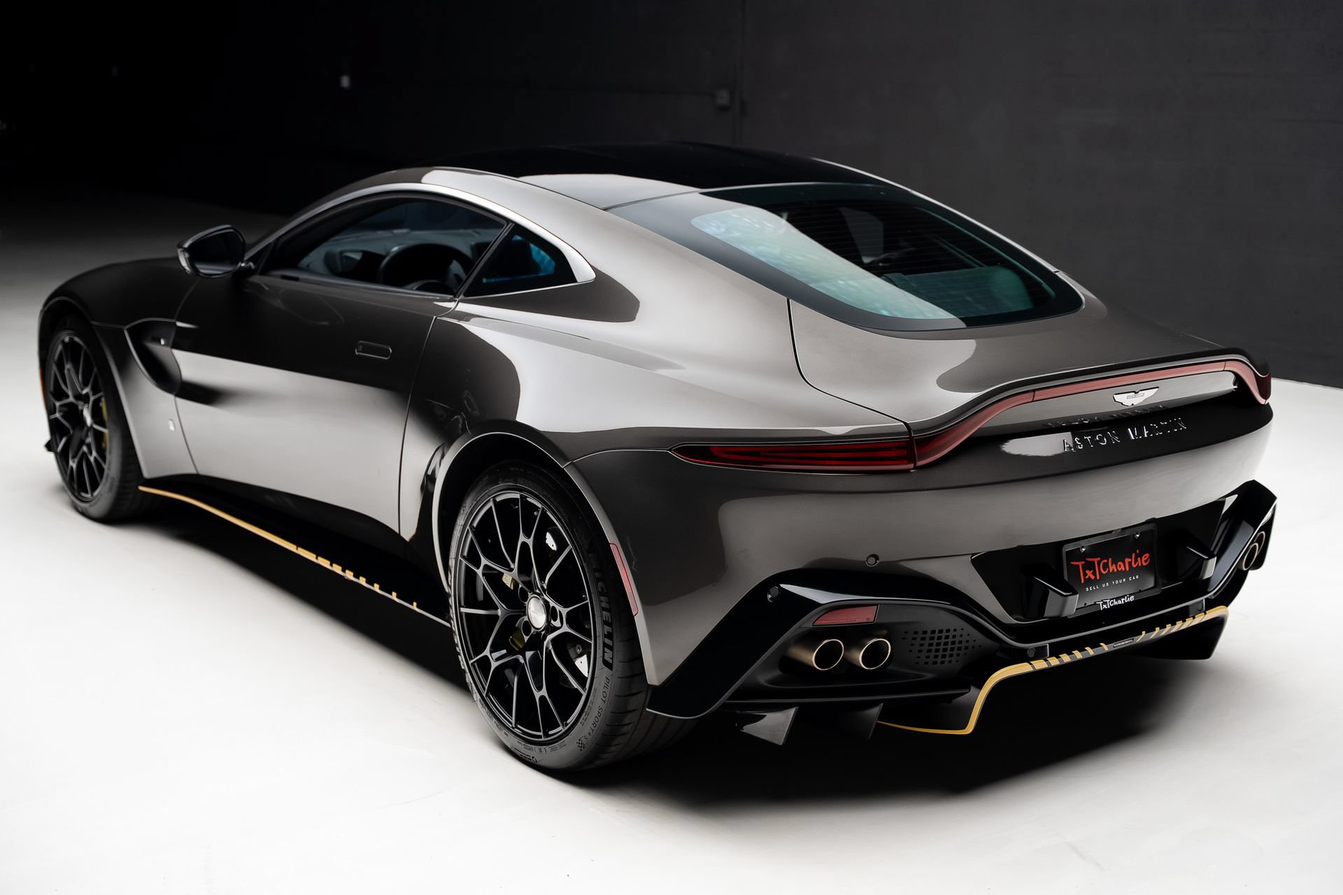 Used 2022 Aston Martin V8 Vantage Coupe RWD image 32