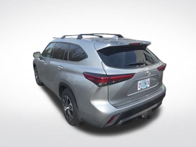 Used 2022 Toyota Highlander XLE image 6